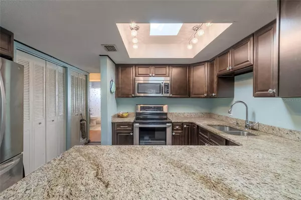 2927 GASLIGHT DR, South Daytona, FL 32119