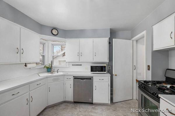 3754 Perry SW Avenue, Wyoming, MI 49519