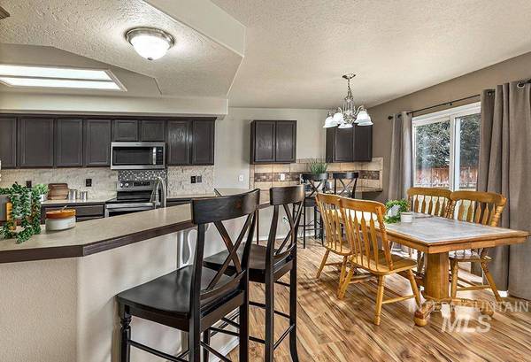 82 S Pebble Ct, Nampa, ID 83651