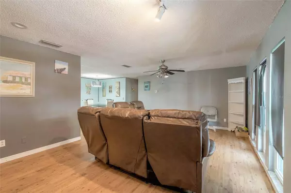 2927 GASLIGHT DR, South Daytona, FL 32119