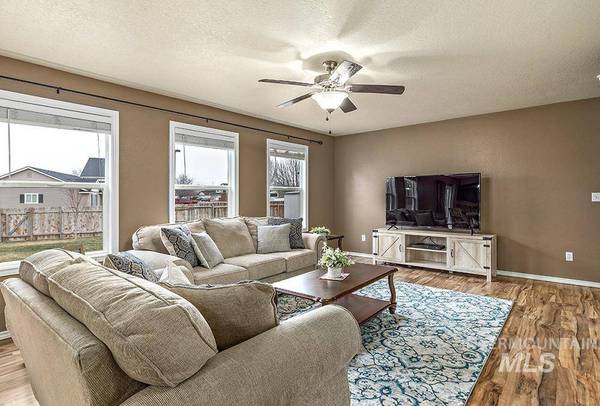 82 S Pebble Ct, Nampa, ID 83651