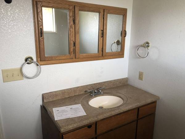 100 Rogue LN, Rogue River, OR 97537