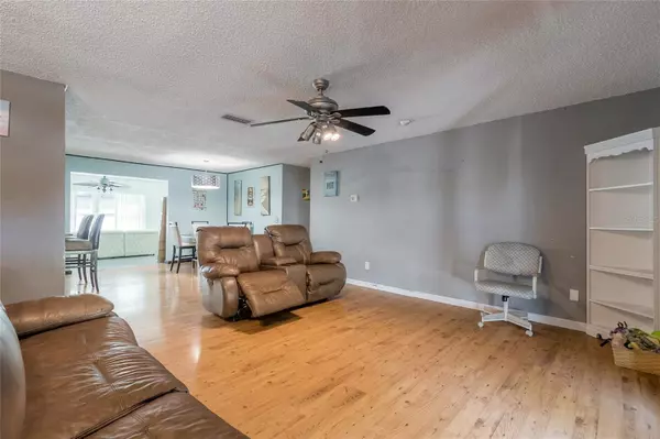 2927 GASLIGHT DR, South Daytona, FL 32119