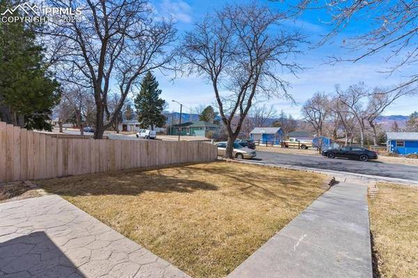 2325 Robin DR, Colorado Springs, CO 80909