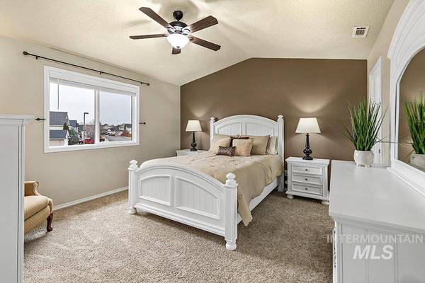 82 S Pebble Ct, Nampa, ID 83651