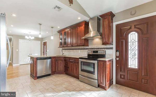 310 DOGWOOD DR, Levittown, PA 19055