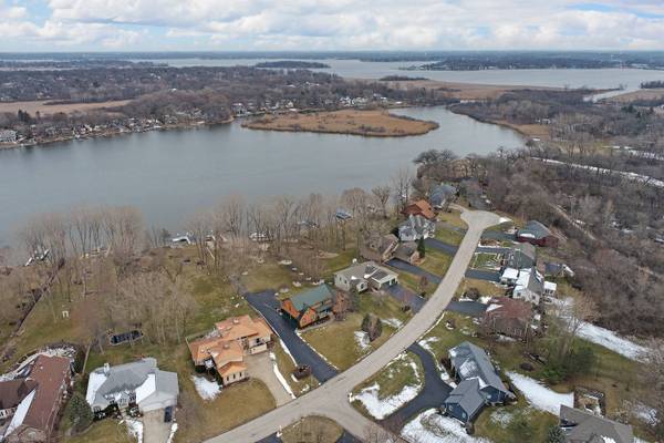 977 W Shore DR, Fox Lake, IL 60020