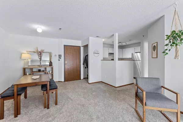 1215 Ferndale ST N #A8, Maplewood, MN 55119