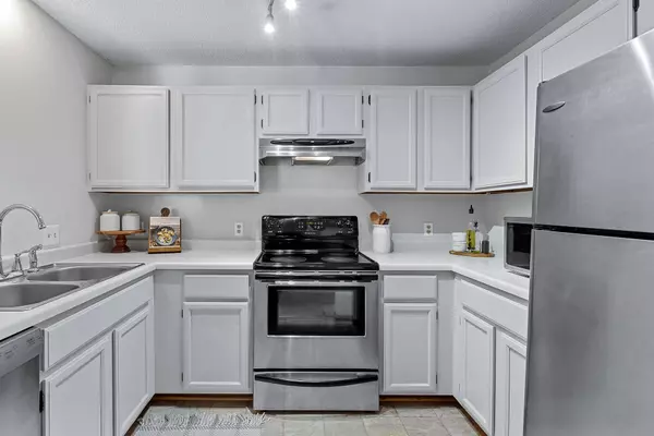 1215 Ferndale ST N #A8, Maplewood, MN 55119