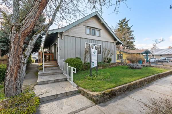 225 NE C ST, Grants Pass, OR 97526