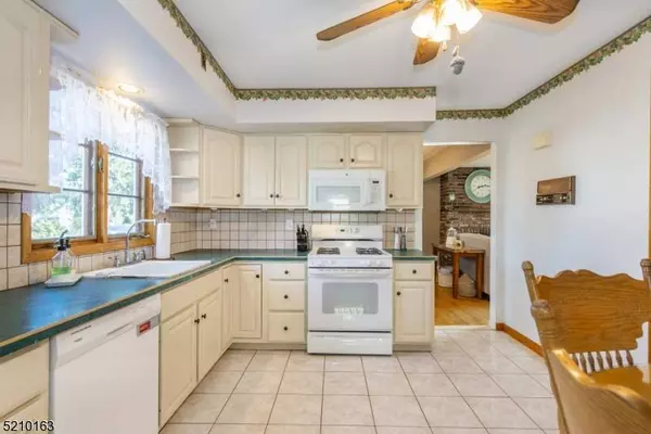 14 Kathryn St, Clifton City, NJ 07013