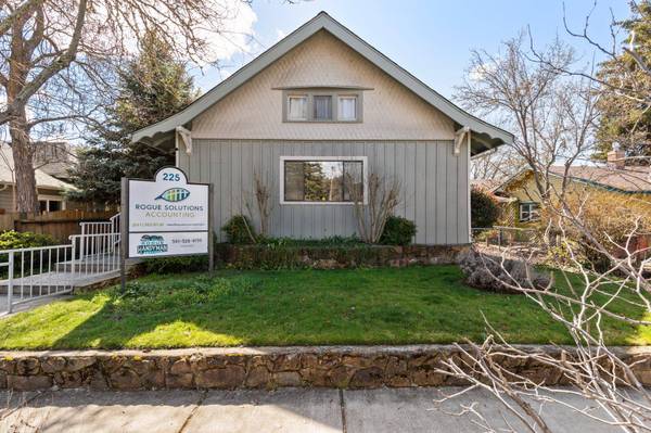 225 NE C ST, Grants Pass, OR 97526