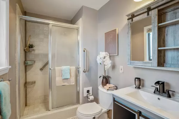 605 Meadow LN, White Rock, NM 87547