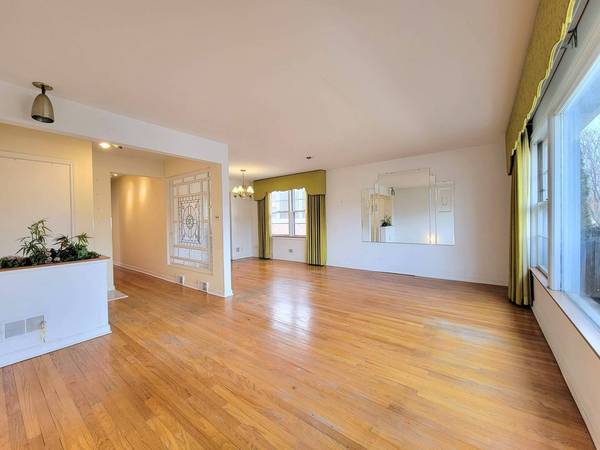 6538 N Albany AVE, Chicago, IL 60645