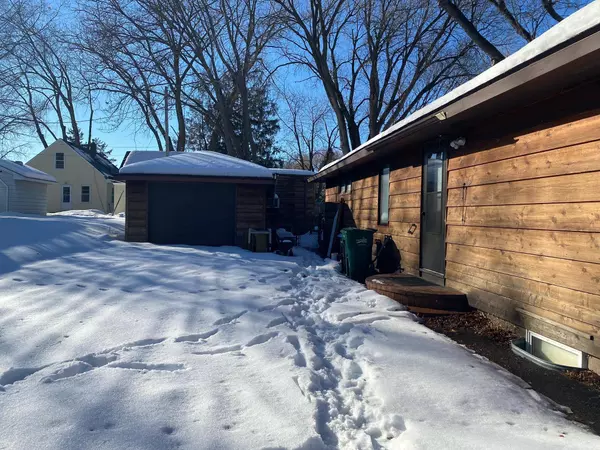 2057 Dale ST N, Roseville, MN 55113