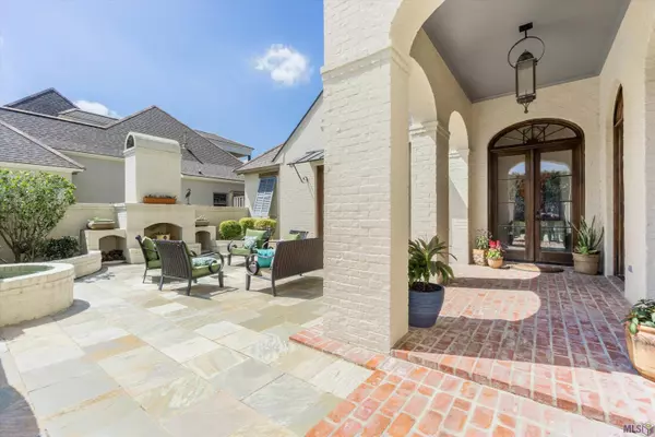 8654 CARRIAGE COURT DR, Baton Rouge, LA 70817