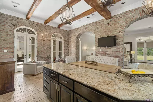 8654 CARRIAGE COURT DR, Baton Rouge, LA 70817