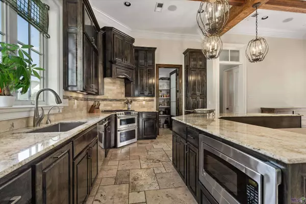 8654 CARRIAGE COURT DR, Baton Rouge, LA 70817