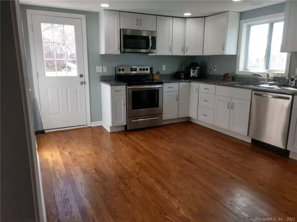 12 East Bishop Street, Waterford, CT 06385