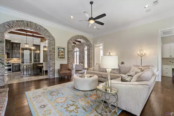 8654 CARRIAGE COURT DR, Baton Rouge, LA 70817