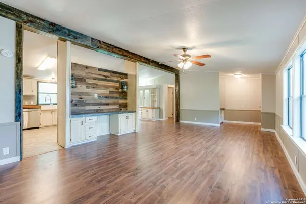 152 HICKORY HILL DR, La Vernia, TX 78121-9781