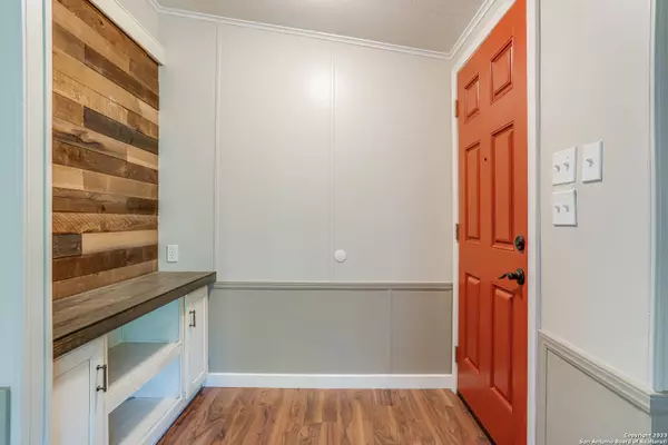 152 HICKORY HILL DR, La Vernia, TX 78121-9781