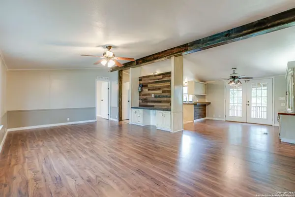 152 HICKORY HILL DR, La Vernia, TX 78121-9781