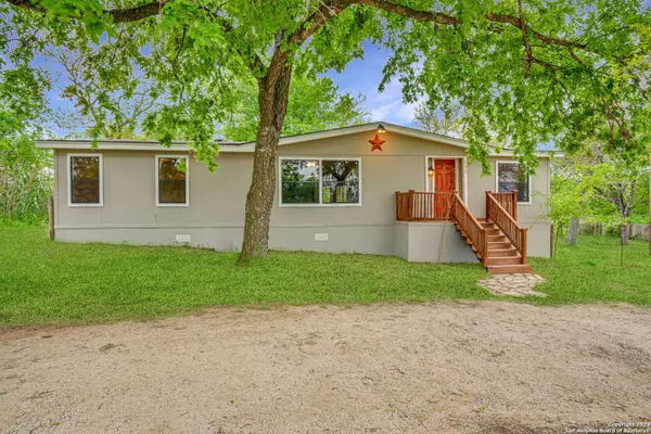 152 HICKORY HILL DR, La Vernia, TX 78121-9781