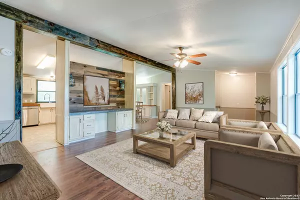 152 HICKORY HILL DR, La Vernia, TX 78121-9781