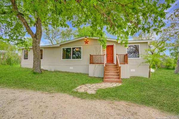 152 HICKORY HILL DR, La Vernia, TX 78121-9781