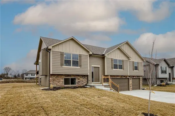 913 NW Lindenwood DR, Grain Valley, MO 64029