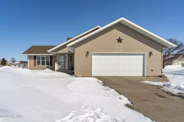 1127 GREENWAY Boulevard SE, East Grand Forks, MN 56721