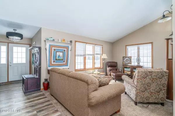 1127 GREENWAY Boulevard SE, East Grand Forks, MN 56721