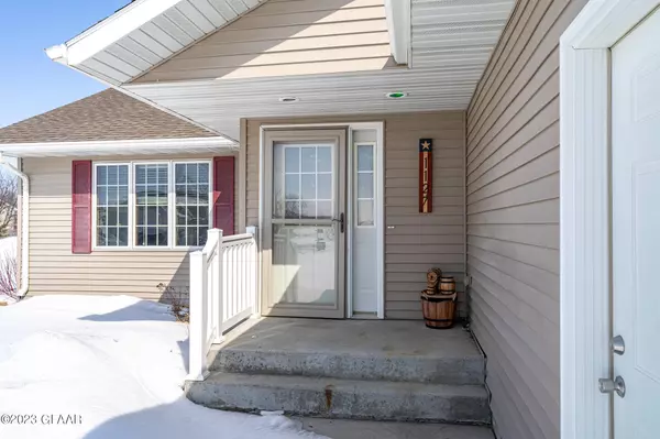 1127 GREENWAY Boulevard SE, East Grand Forks, MN 56721