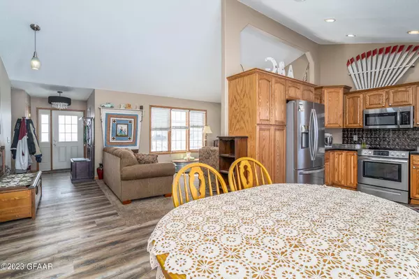 1127 GREENWAY Boulevard SE, East Grand Forks, MN 56721