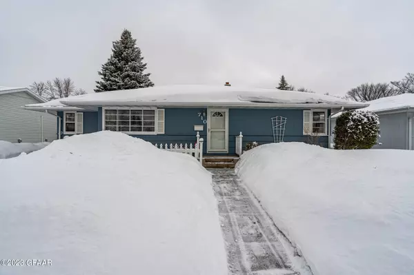 710 CAMPBELL Drive, Grand Forks, ND 58201