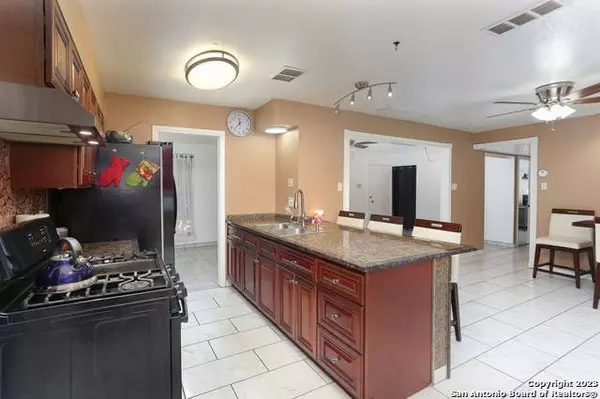 134 Paradise Valley, San Antonio, TX 78227-4828