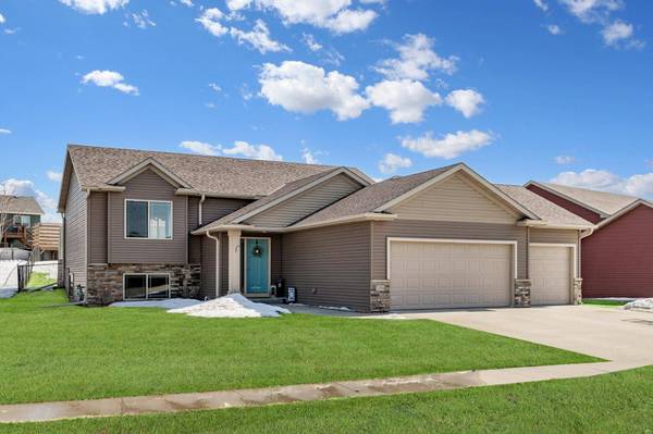 2204 Petersen DR NW, Stewartville, MN 55976