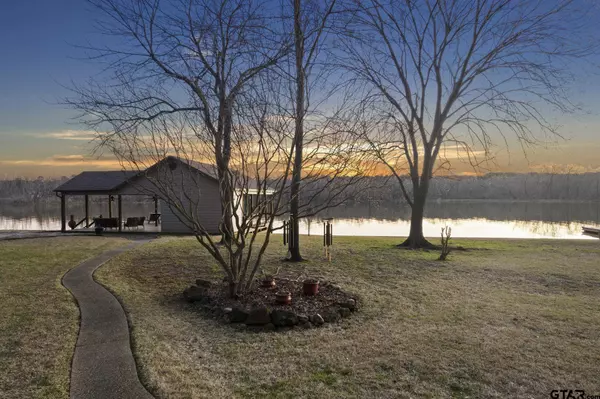 515 W Eagle Point Drive, Mt Vernon, TX 75457