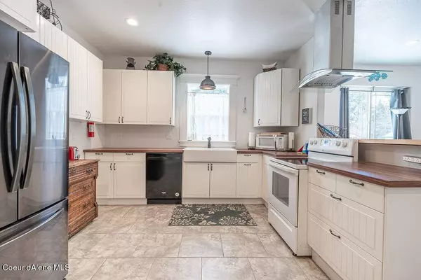 32587 N 2ND Ave, Spirit Lake, ID 83869