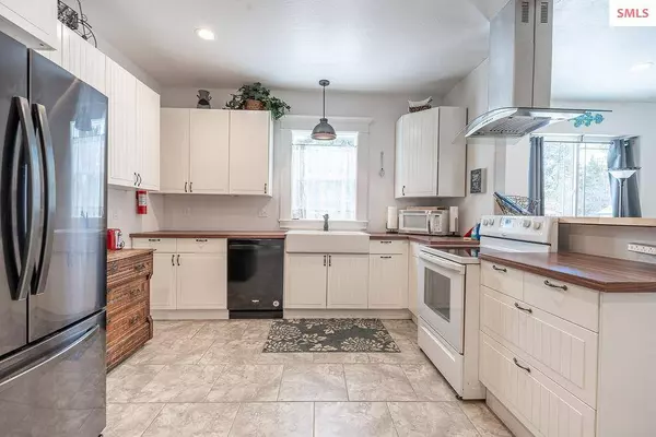 32857 N 2nd Ave, Spirit Lake, ID 83869