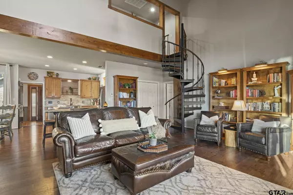 515 W Eagle Point Drive, Mt Vernon, TX 75457