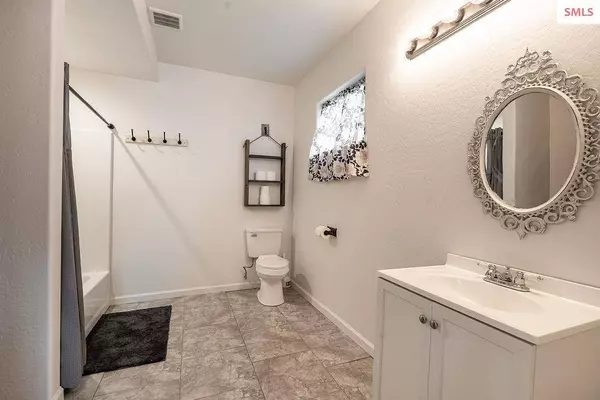 32857 N 2nd Ave, Spirit Lake, ID 83869