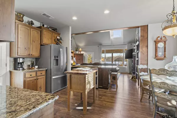 515 W Eagle Point Drive, Mt Vernon, TX 75457