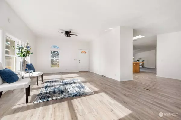 4150 Hollydale LN, Oak Harbor, WA 98277