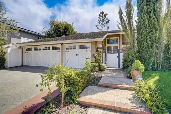 1817 Hummingbird DR, Costa Mesa, CA 92626