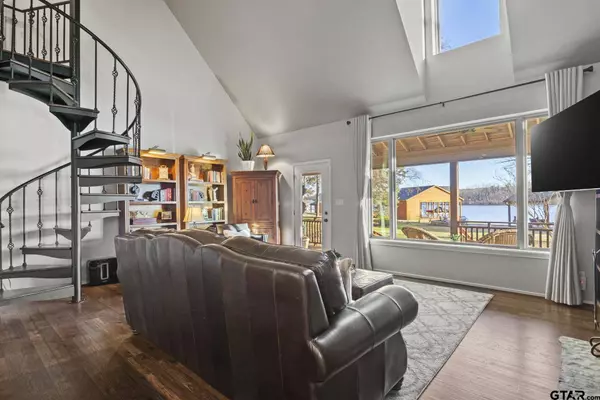 515 W Eagle Point Drive, Mt Vernon, TX 75457