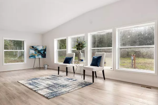 4150 Hollydale LN, Oak Harbor, WA 98277