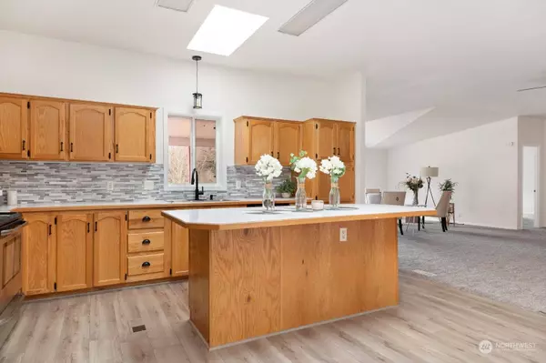 4150 Hollydale LN, Oak Harbor, WA 98277