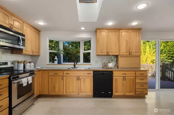 16816 NE 107th ST, Redmond, WA 98052